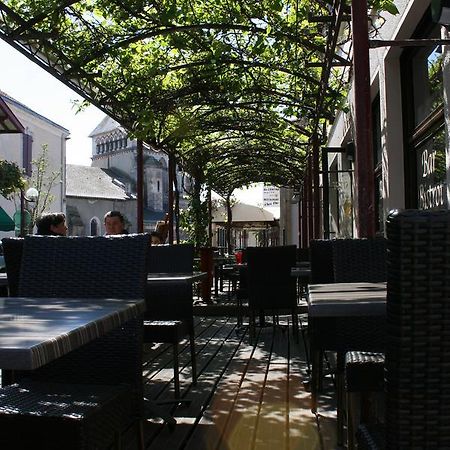 Hotel Restaurant Cousseau Parentis-en-Born Exterior foto